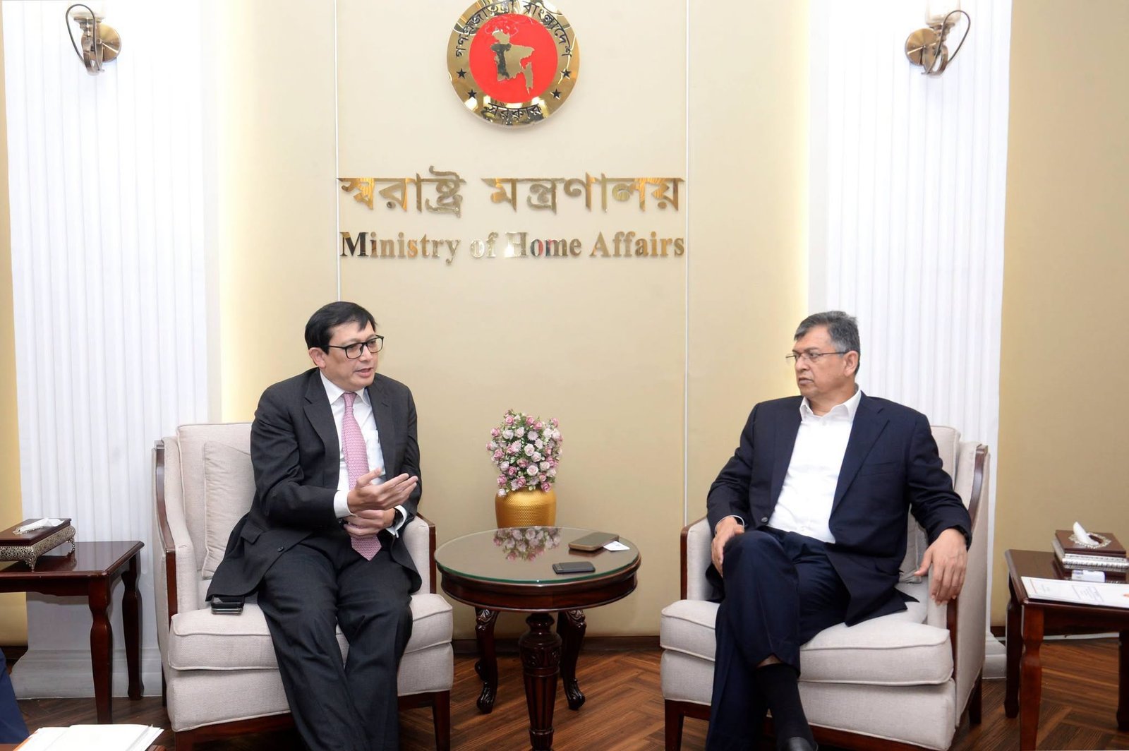 স্বরাষ্ট্রমন্ত্রীর সঙ্গে সৌজন্য সাক্ষাৎ করলেন সিঙ্গাপুরের বিদায়ী চার্জ দ্য অ্যাফেয়ার্স