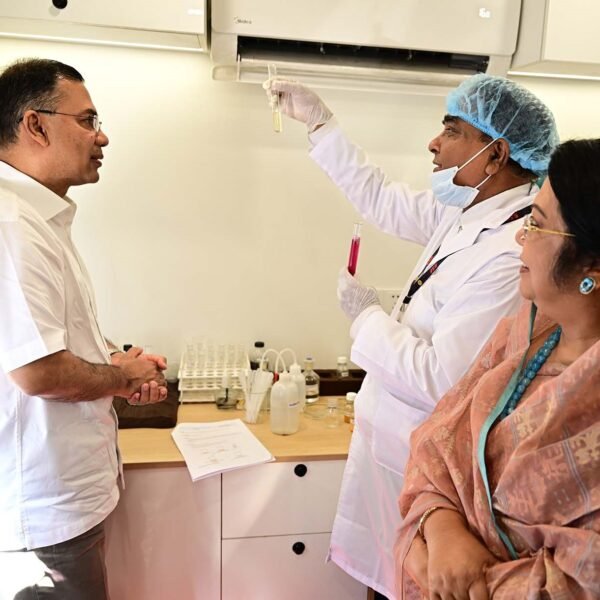 নিরাপদ খাদ্য নিশ্চিতে মোবাইল ল্যাবরেটরি ভ্যান পরিদর্শন করলেন প্রধানমন্ত্রী তারেক রহমান