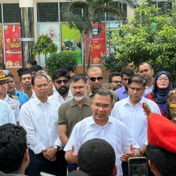মিরপুর ক্যান্টনমেন্ট পাবলিক স্কুল ও কলেজ আকস্মিক পরিদর্শনে প্রধানমন্ত্রী তারেক রহমান
