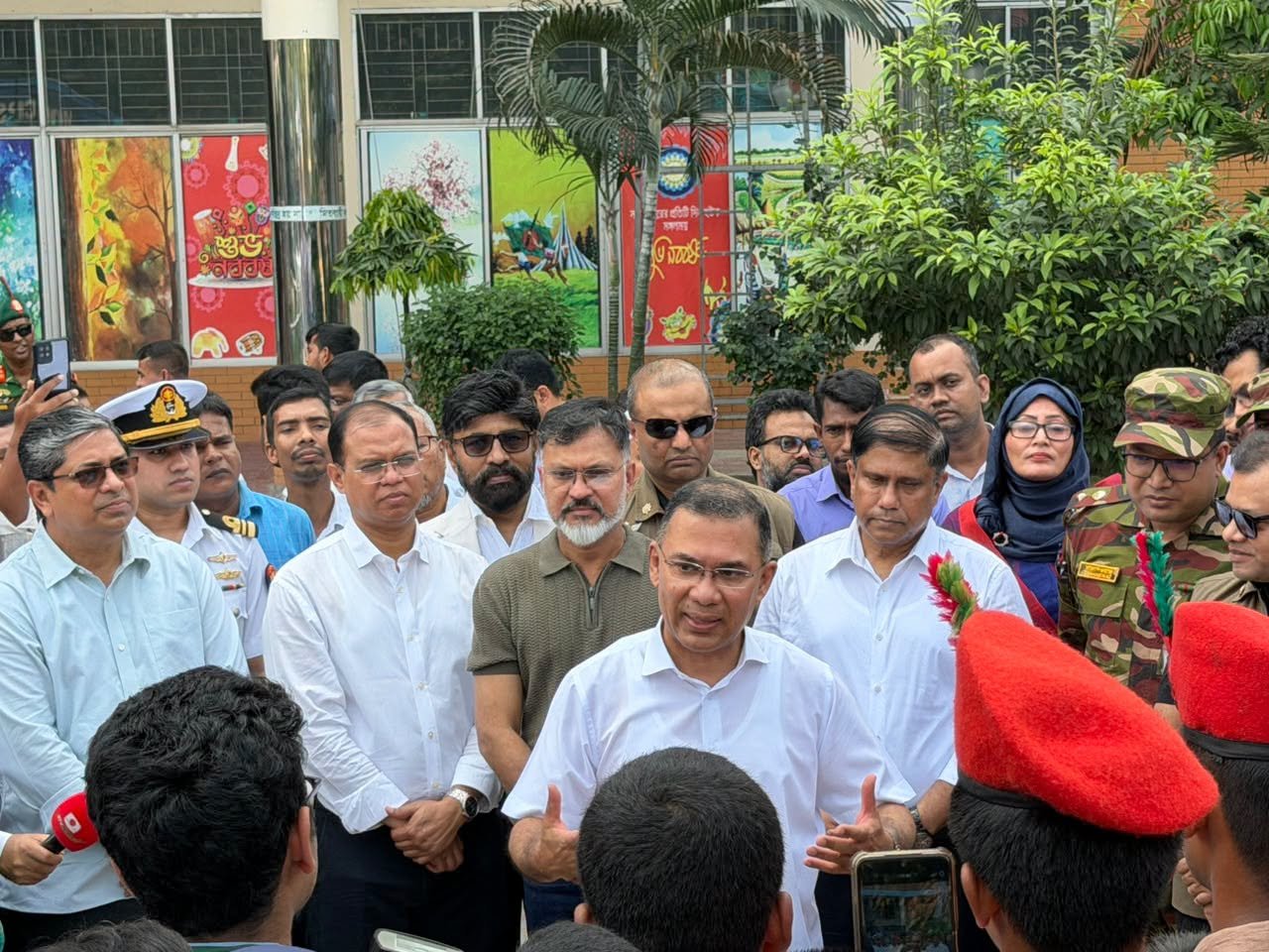 মিরপুর ক্যান্টনমেন্ট পাবলিক স্কুল ও কলেজ আকস্মিক পরিদর্শনে প্রধানমন্ত্রী তারেক রহমান