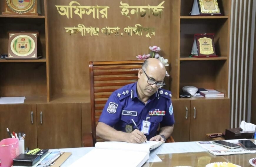 কালীগঞ্জ থানা আকস্মিক পরিদর্শনে গাজীপুরের পুলিশ সুপার