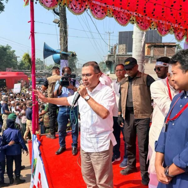 সব ধর্মের মানুষকে সঙ্গে নিয়ে সমৃদ্ধ বাংলাদেশ গড়তে চাই: রংপুরে পথসভায় প্রধানমন্ত্রী তারেক রহমান