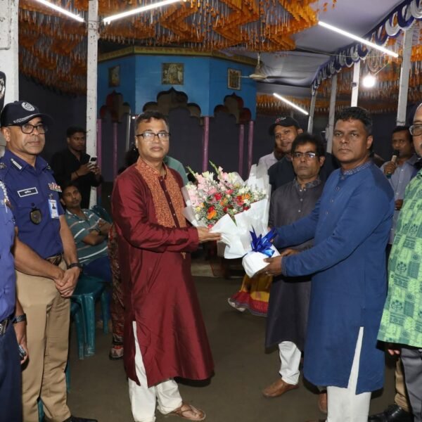 গাজীপুরের কালিয়াকৈরে দুর্গাপূজার নিরাপত্তা ও আইনশৃঙ্খলা পরিস্থিতি পরিদর্শনে ডিআইজি ও বিভাগীয় কমিশনার